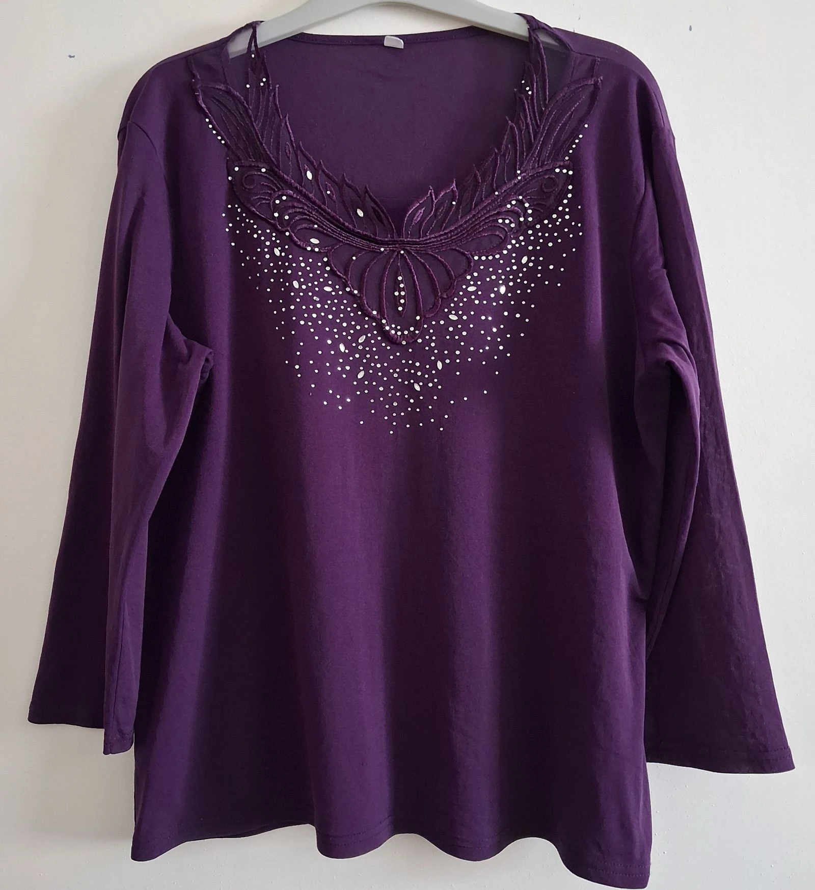 Pull léger violet à strass
